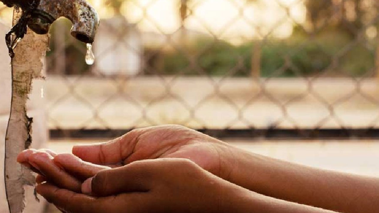 Student Died: నీళ్లు తాగేందుకు పరుగెత్తుకుంటూ వెళ్లిన విద్యార్థి మృతి.. కారణమిదే..?