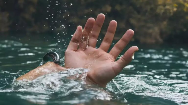 Anakapalle: తీవ్ర విషాదం.. సముద్రంలో ఇద్దరు ఇంజినీరింగ్ విద్యార్థుల గల్లంతు..