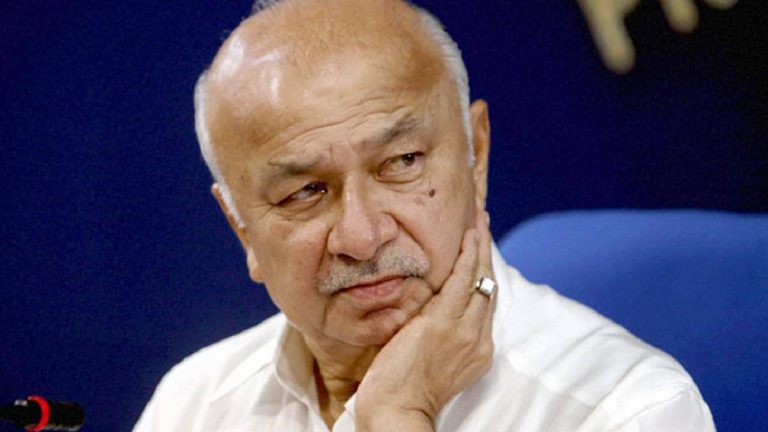 Sushilkumar Shinde: ‘‘నేను హోం మంత్రిగా శ్రీనగర్ లాల్ చౌక్‌కి వెళ్లినప్పుడు భయపడ్డాను’’.. కాంగ్రెస్ నేత వ్యాఖ్యలపై బీజేపీ..