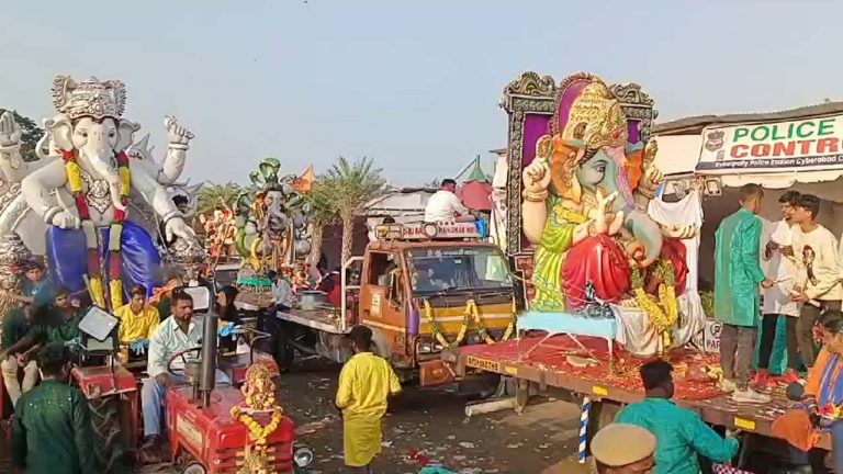 Tank Bund Updates: ట్యాంక్‌బండ్ పరిసర ప్రాంతాల్లో ఫుల్ ట్రాఫిక్ జామ్..