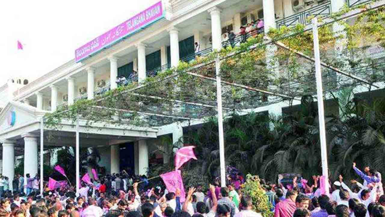 Hyderabad: తెలంగాణ భవన్ ముందు కాంగ్రెస్ పార్టీ మహిళా శ్రేణుల ఆందోళన..