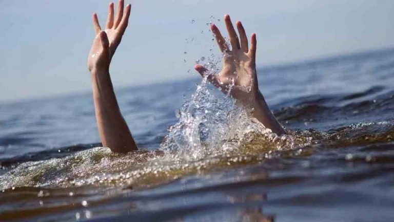 Ganesh Immersion: వినాయక నిమజ్జనంలో అపశృతి.. ఇద్దరు యువకులు, ఓ బాలుడు గల్లంతు