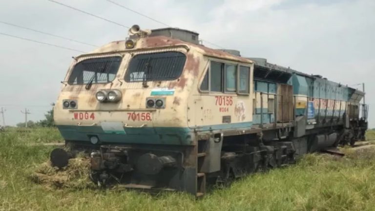 Bihar: పట్టాలు తప్పి పొలాల్లోకి దూసుకెళ్లిన రైల్ ఇంజన్.. తప్పిన ప్రమాదం