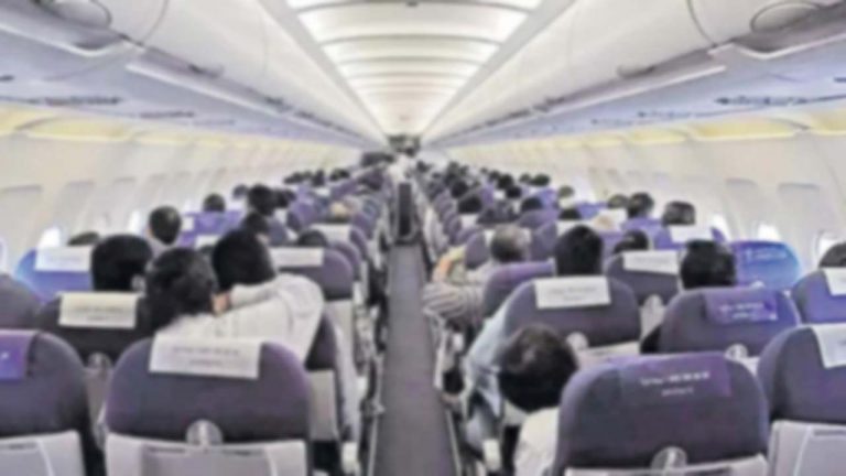 UK Couple: విమానంలో యూకే జంట పాడుపని.. షాకైన ప్రయాణికులు