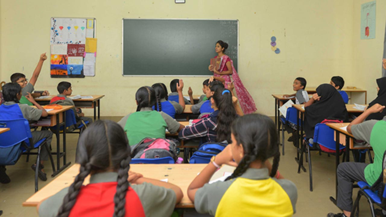 Teacher Harassment: రెండు జడలు వేసుకురాలేదని చిన్నారులపై టీచర్ కిరాతకం..