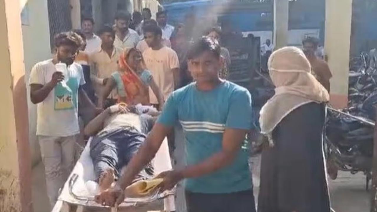 Uttar Pradesh: విషాదం.. ఆలయ గోడ కూలి శిథిలాల కింద నలుగురు సమాధి..!