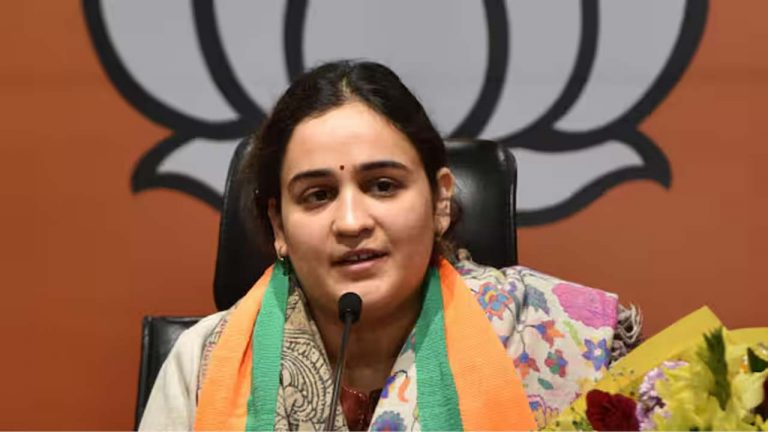 UP: యోగి సర్కార్‌ తీరుపై ములాయం కోడలు అపర్ణ అలక.. ఎస్పీలో చేరేందుకు ఏర్పాట్లు!