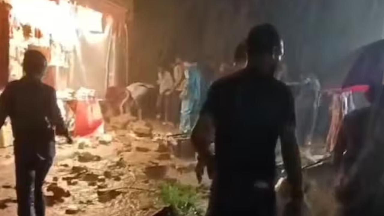 Ujjain Mahakal Temple: కూలిన ఉజ్జయిని మహాకాల్ ఆలయ గోడ.. శిథిలాల కింద పలువురు..!