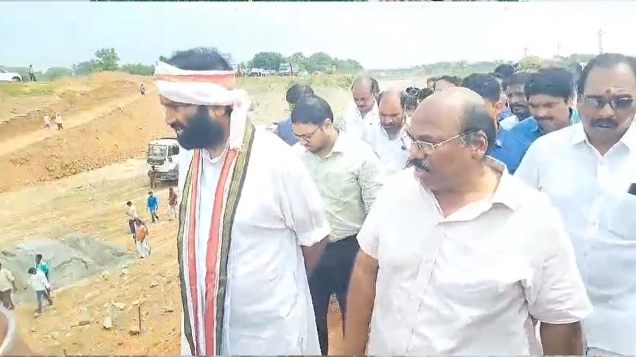 Uttam Kumar Reddy: నిర్లక్ష్యం వహిస్తే సహించం.. అధికారులపై ఉత్తమ్ కుమార్ ఫైర్..