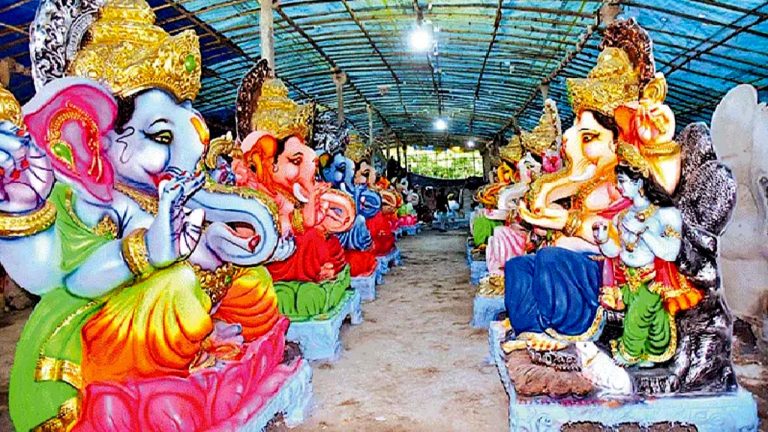 Ganesh Chaturthi: వినాయకచవితి సందడి షురూ.. జనాలతో కిటకిటలాడుతున్న హైదరాబాద్​ మార్కెట్లు