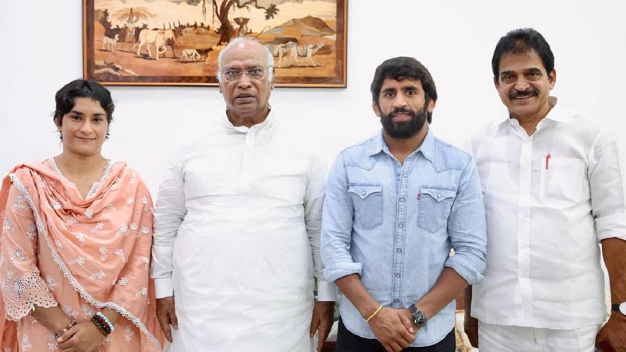 Vinesh Phogat:  “బీజేపీ మినహా అన్ని పార్టీల అండగా నిలిచాయి”.. కాంగ్రెస్‌లో చేరికపై వినేష్ ఫోగట్, పునియా..