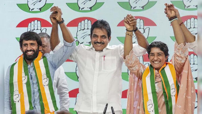 Mahavir phogat: వినేష్ ఫోగట్ రాజకీయాల్లోకి వెళ్లడం తప్పు.. పెద్దనాన్న మహవీర్ వ్యాఖ్య