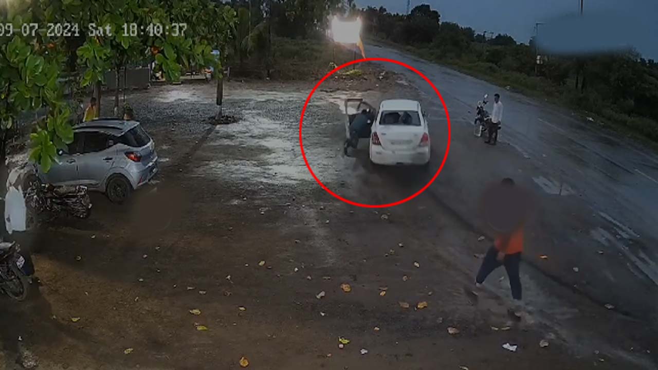 Viral Video: బిల్లు కట్టమన్నందుకు వెయిటర్‌ను కారులో ఈడ్చికెళ్లిన కస్టమర్లు