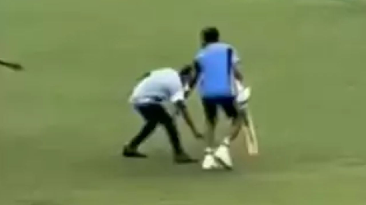 IND vs BAN: కోహ్లీ కాళ్లు మొక్కిన గ్రౌండ్ సిబ్బంది.. వీడియో వైరల్!