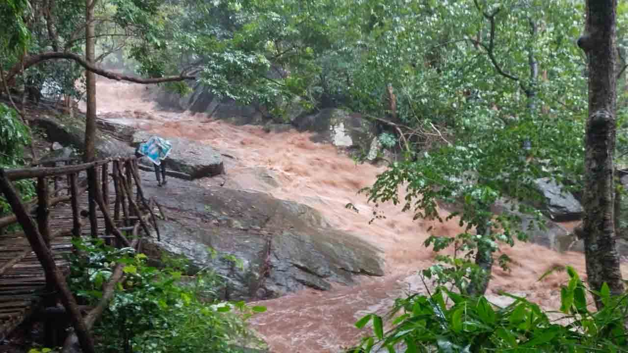 Tragedy: విహారయాత్రలో విషాదం.. వాటర్‌ఫాల్స్‌లో ఐదుగురు మెడికల్‌ విద్యార్థులు గల్లంతు