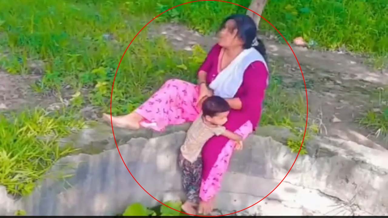 Viral Video: పిచ్చి బాగా ముదిరింది.. బావి అంచున కూర్చొని పసిబిడ్డతో రీల్స్