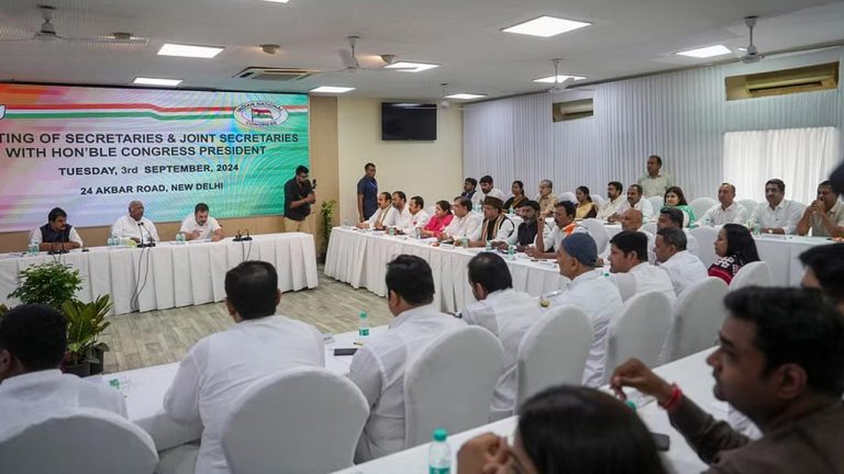 AICC: ఏఐసీసీ కొత్త కార్యదర్శులు, సంయుక్త కార్యదర్శులతో మల్లికార్జున ఖర్గే, రాహుల్ భేటీ..!