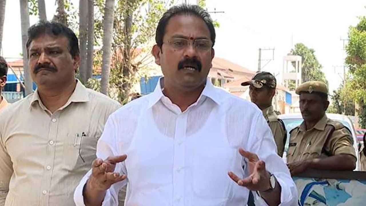 Alla Nani: మాజీ మంత్రి ఆళ్ల నానిపై ఛీటింగ్ కేసు నమోదు..