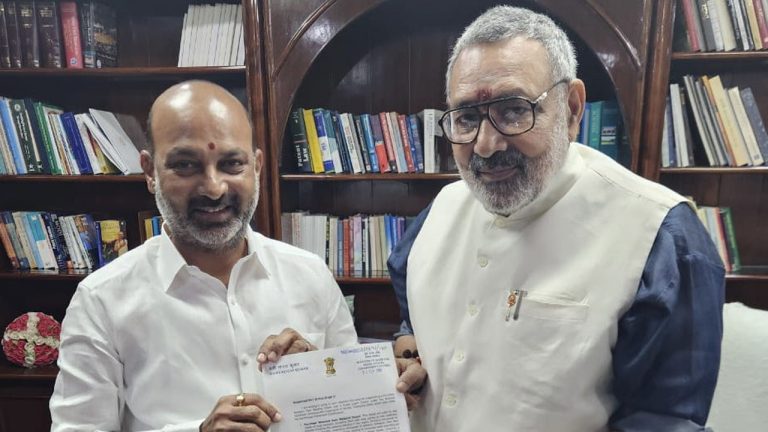 Bandi Sanjay : పవర్ లూం క్లస్టర్ ను మంజూరు చేయండి.. పావులా వడ్డీకే రుణాలందించండి