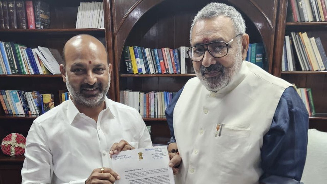 Bandi Sanjay : పవర్ లూం క్లస్టర్ ను మంజూరు చేయండి.. పావులా వడ్డీకే రుణాలందించండి