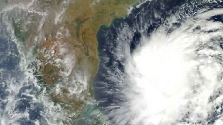 AP Weather :  పశ్చిమ మధ్య బంగాళాఖాతంలో అల్పపీడనం.. ఆ జిల్లాలకు ఆరెంజ్‌ అలర్ట్