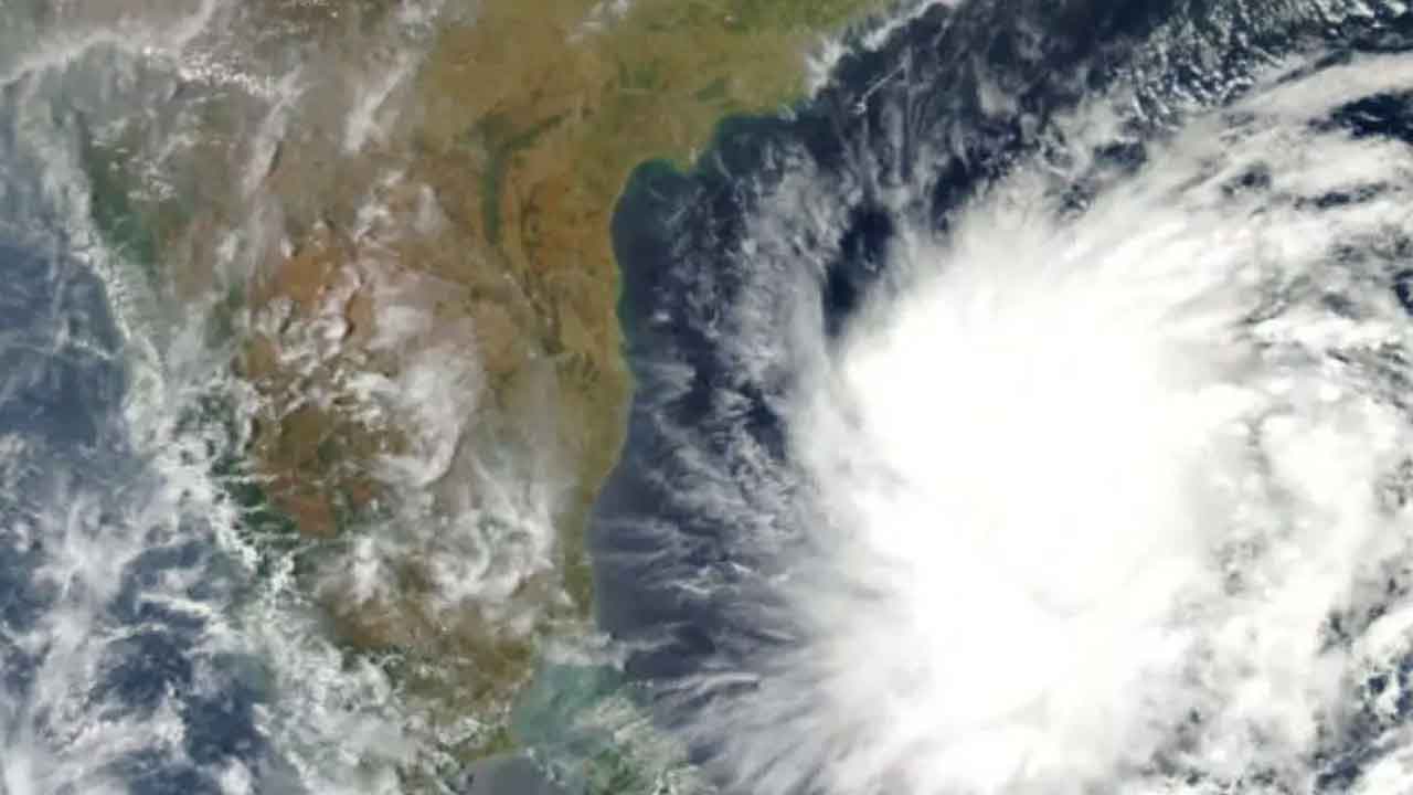 AP Weather :  పశ్చిమ మధ్య బంగాళాఖాతంలో అల్పపీడనం.. ఆ జిల్లాలకు ఆరెంజ్‌ అలర్ట్