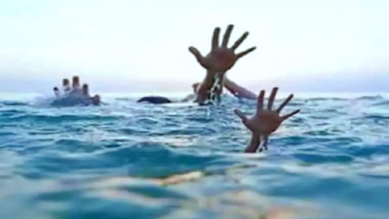 Boat Crash: నదిలో బోటు బోల్తా.. ఘటన సమయంలో బోటులో 16 మంది..