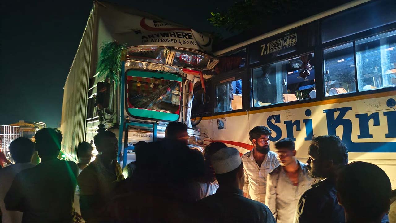 Bus Accident: ట్రావెల్స్‌ బస్సును ఢీకొట్టిన కంటైనర్‌ లారీ.. ఇద్దరు మృతి, 11 మందికి గాయాలు