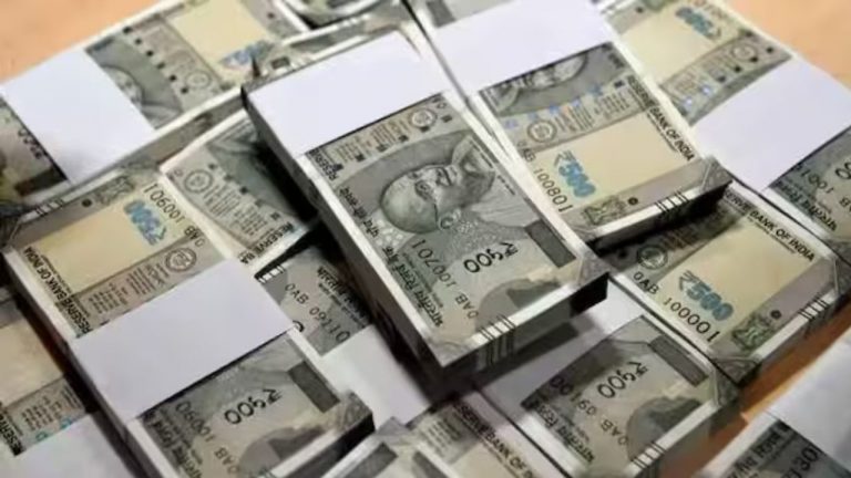 Viral News: బ్యాంకు ఖాతాలో పొరపాటున రూ.16 లక్షలు జమ.. కట్ చేస్తే..