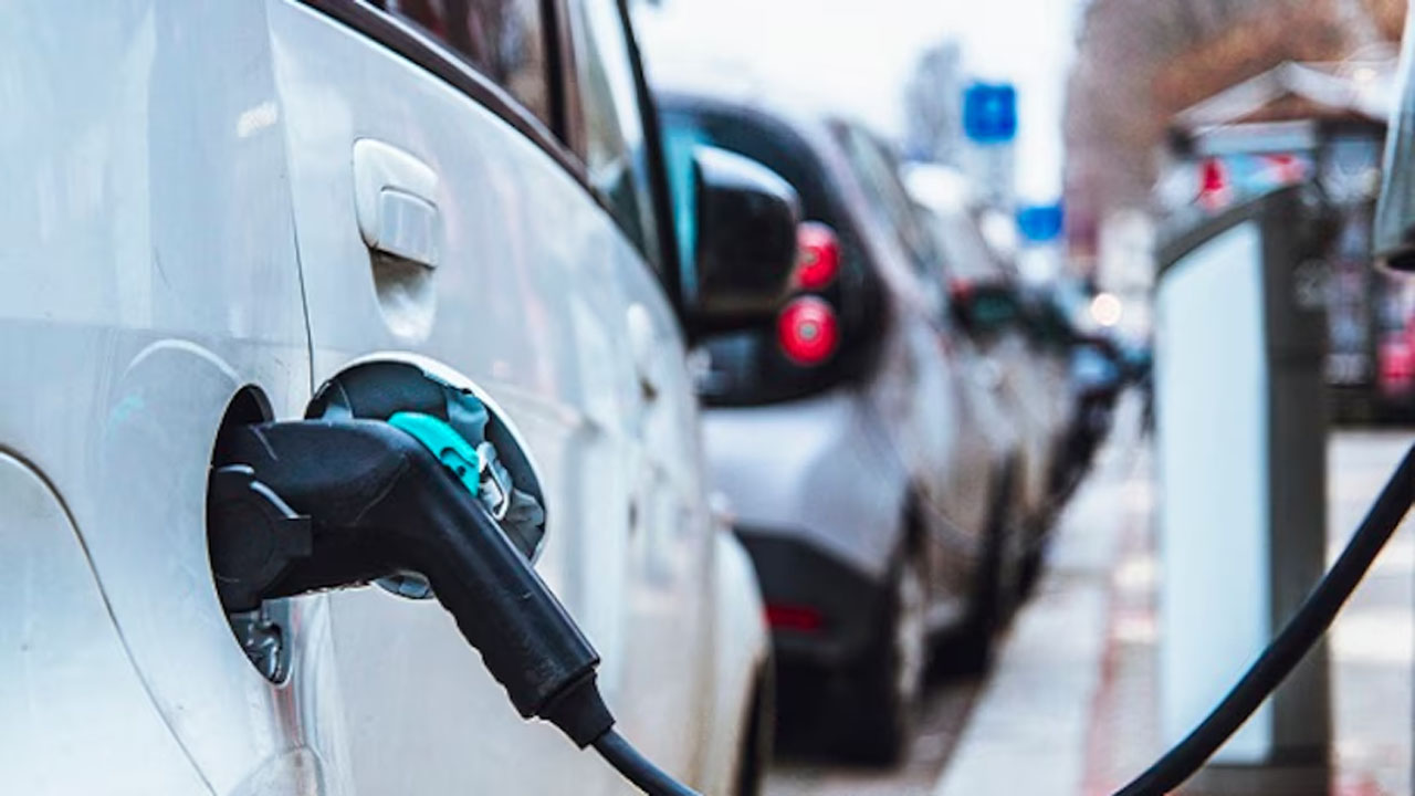 Petrol-Diesel Cars: వచ్చే ఏడాది నార్వేలో పెట్రోల్-డీజిల్ వాహనాల అమ్మకాలు నిలిపివేత.. భారత్ లో ఎప్పుడంటే?