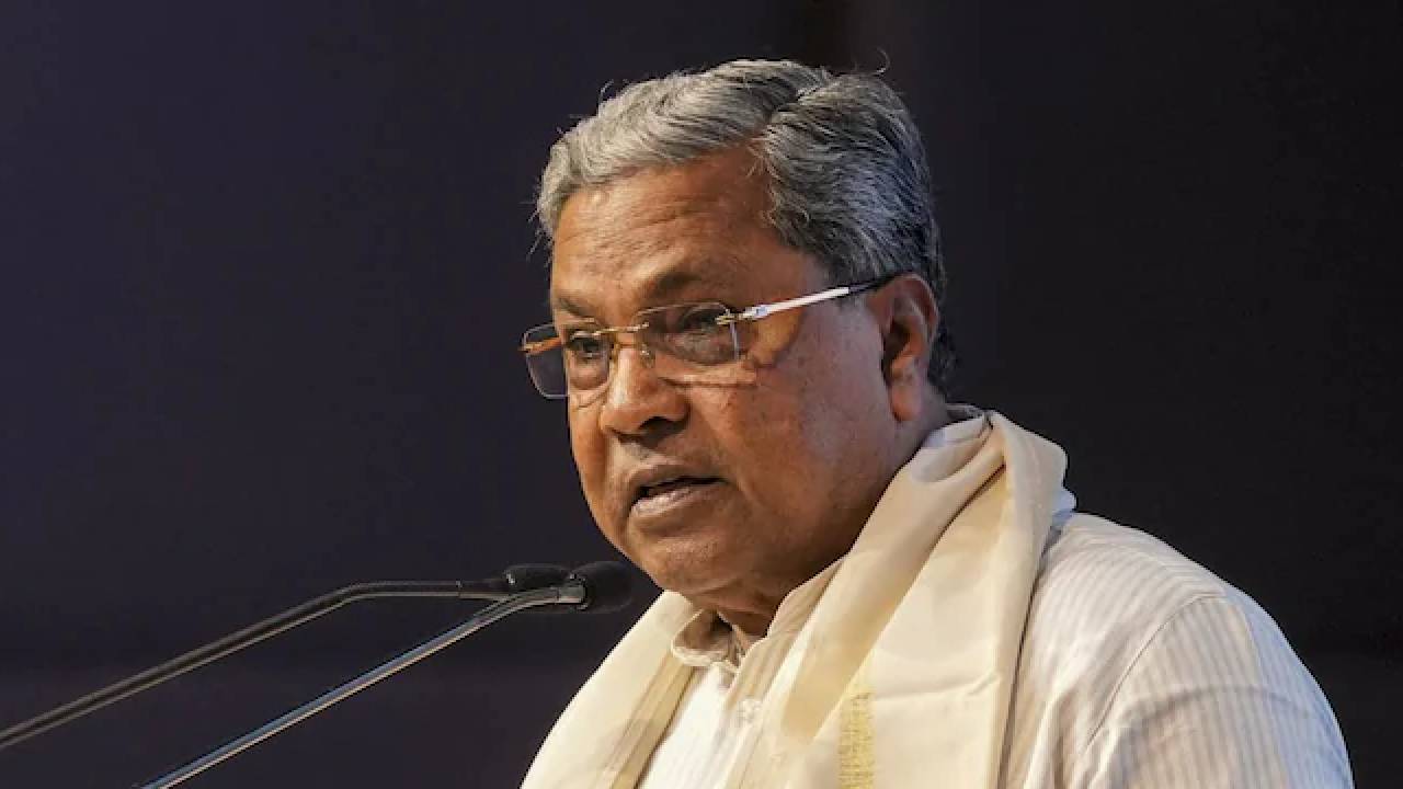 Karnataka: సీఎం సిద్ధరామయ్య ఇంటికి మంత్రులు, ఎమ్మెల్యేలు.. రాజీనామా చేయాలని బీజేపీ డిమాండ్..