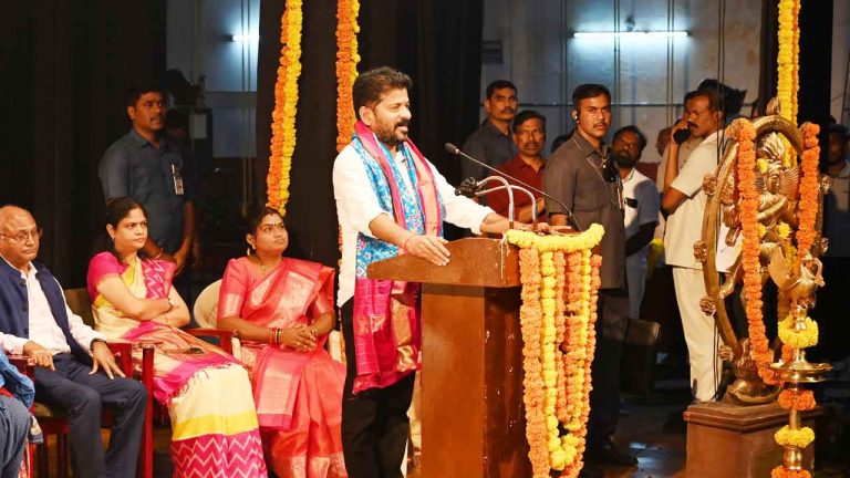 CM Revanth Reddy : చాకలి ఐలమ్మ స్ఫూర్తితో ఇందిరాగాంధీ భూ సంస్కరణలు తీసుకొచ్చారు