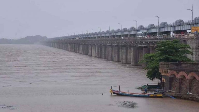 Flood Flow Reduced: ధవళేశ్వరం, పోలవరం వద్ద తగ్గుతున్న గోదావరి వరద..