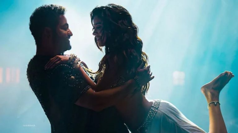 Devara: నైట్ ఒంటి గంటకు 500 షోలు.. మెంటలెక్కిస్తున్న అడ్వాన్స్ బుకింగ్స్