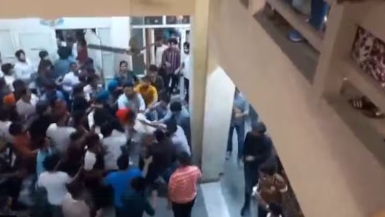 Delhi College Students: ఢిల్లీ కాలేజీ విద్యార్థిపై దాడి.. రెండు గ్రూపుల మధ్య ఘర్షణ..!