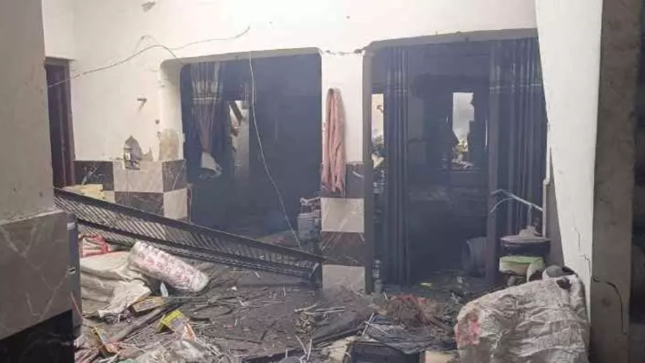 Firecracker Factory Blast: అక్రమ బాణసంచా ఫ్యాక్టరీలో భారీ అగ్నిప్రమాదం.. ముగ్గురు సజీవ దహనం..