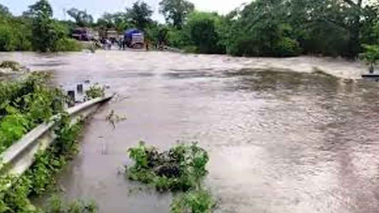 Heavy Floods: ఉధృతంగా ప్రవహిస్తున్న గోదావరి-శబరి నదులు