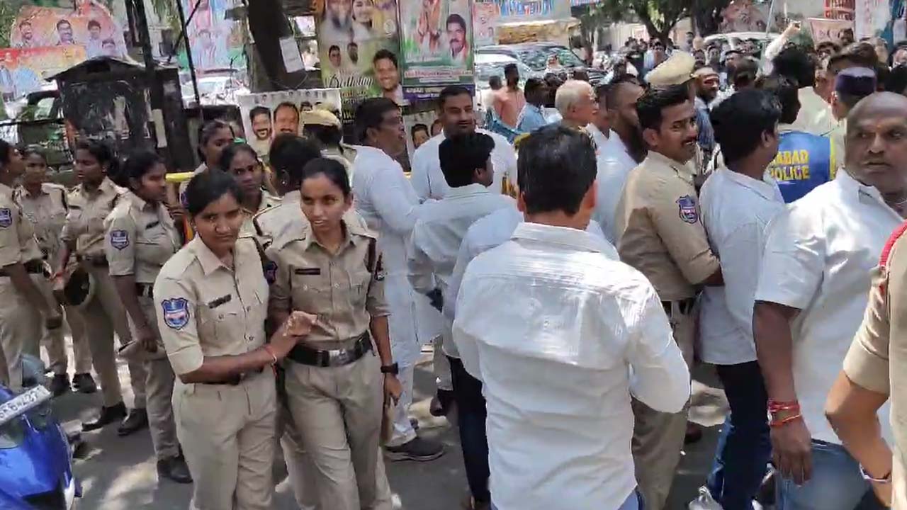 Gandhi Bhavan: గాంధీభవన్‌ వద్ద ఉద్రిక్తత.. కాంగ్రెస్ కార్యకర్తలు, పోలీసుల మధ్య తోపులాట..