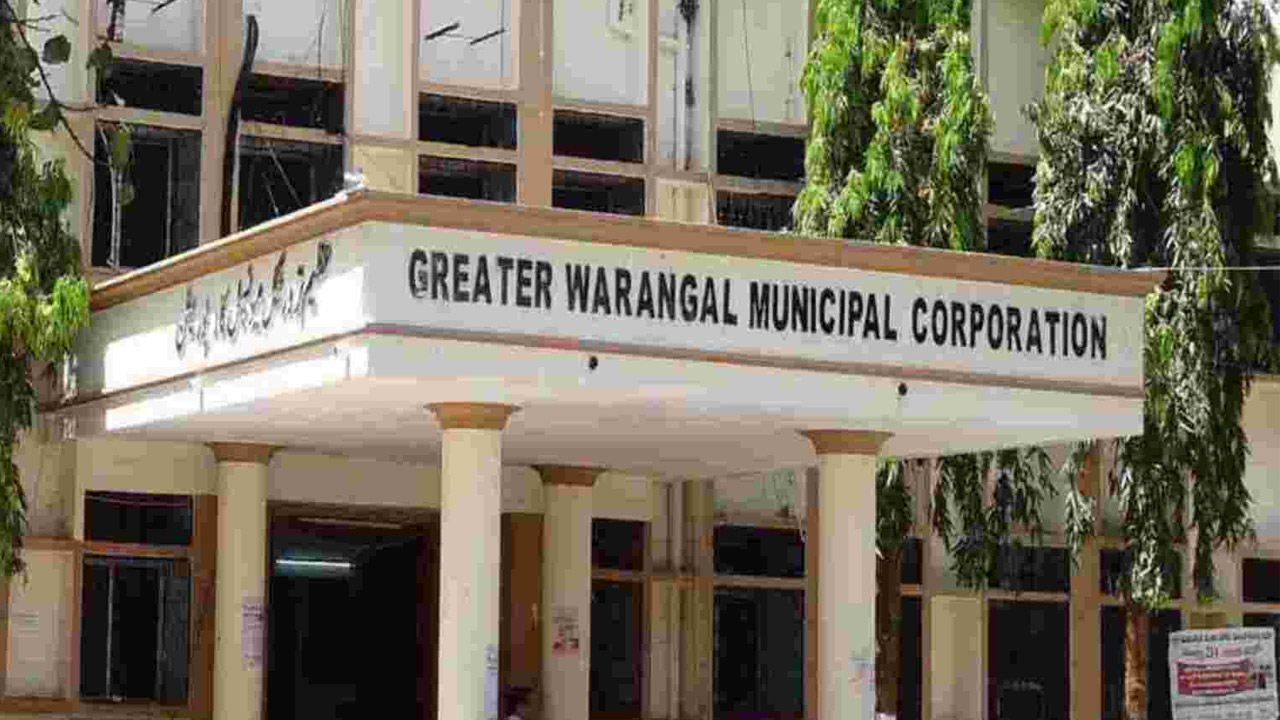 GWMC : జీడబ్ల్యూఎంసీ పాత భవనం కూల్చివేతలో అధికారుల నిర్లక్ష్యం