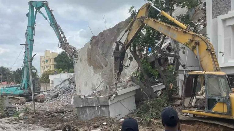 HYDRA : చీకట్లో కూడా ఆగని హైడ్రా కూల్చివేతలు..