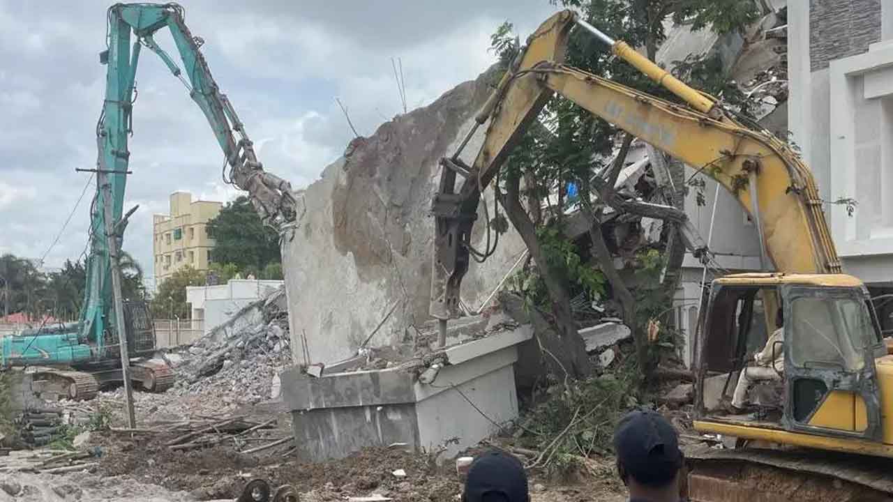 HYDRA : చీకట్లో కూడా ఆగని హైడ్రా కూల్చివేతలు..