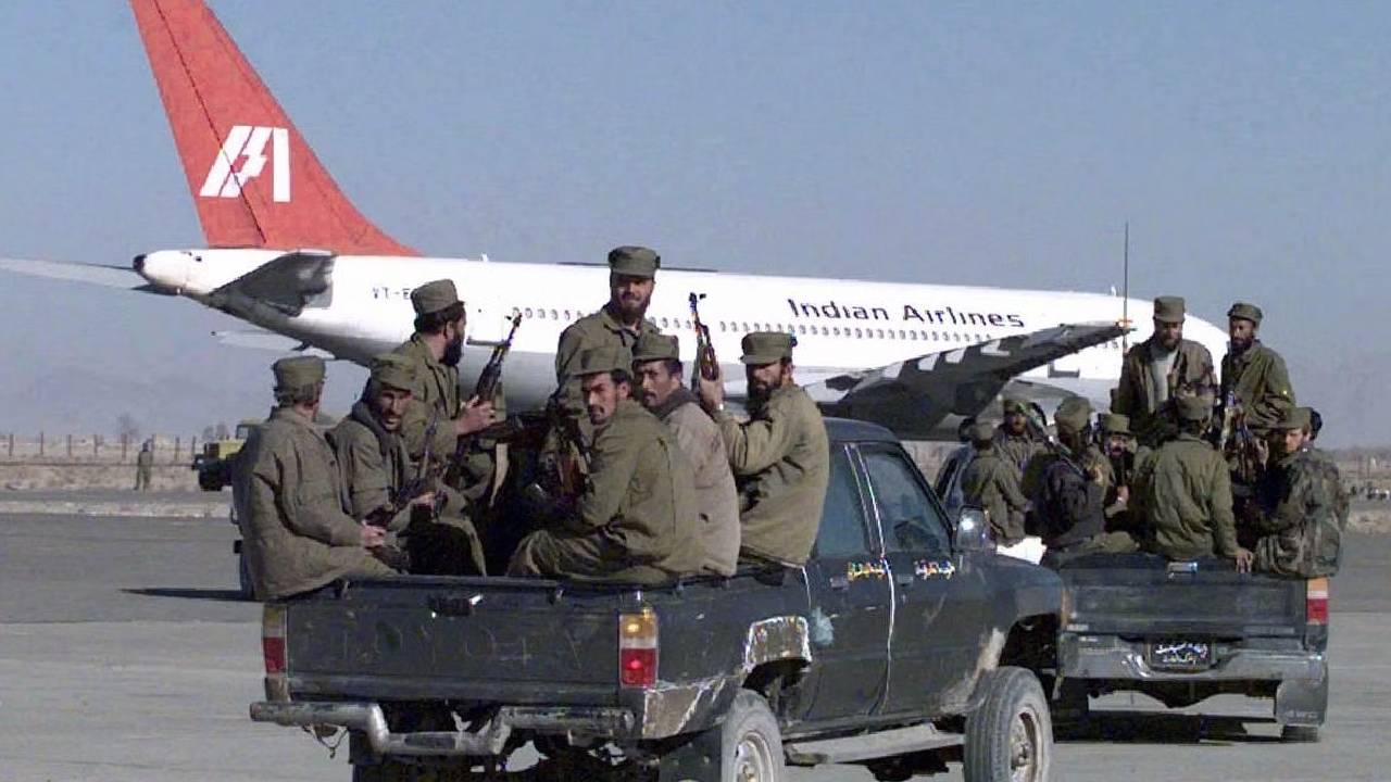 IC814 hijack: హైజాక్ విమానంలో అత్యంత కీలకమైన వ్యక్తి.. గుర్తించని ఉగ్రవాదులు.. అతను ఎవరంటే..?