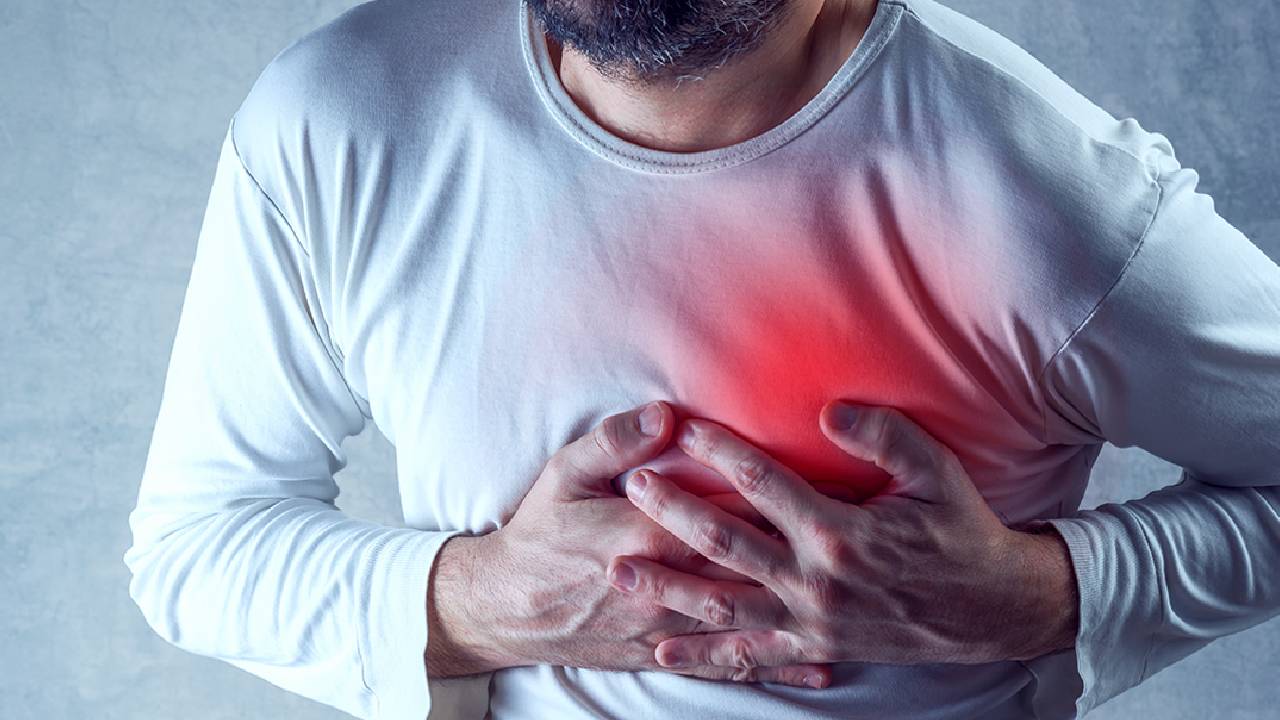 IT employee die: ఆఫీసులోనే కుప్పకూలిన ఐటీ ఉద్యోగి.. పని ఒత్తిడే కారణమా..?