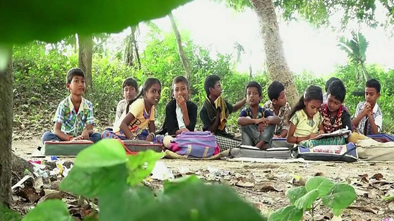 Kamareddy: బిల్లులు చెల్లించండి.. ప్రభుత్వ పాఠశాలకు తాళాలు వేసిన కాంట్రాక్టర్..