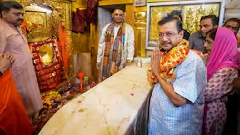 Kejriwal: హనుమాన్ ఆలయాన్ని సందర్శించిన సీఎం అరవింద్ కేజ్రీవాల్
