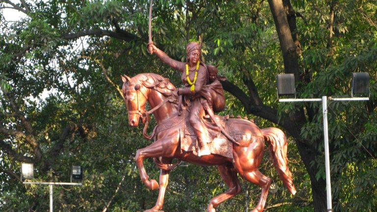 DELHI: ప్రభుత్వ భూమిలో “రాణి లక్ష్మీబాయి” విగ్రహ ఏర్పాటు.. భూమి తమదన్న వక్ఫ్ బోర్డు.. చివరికీ..