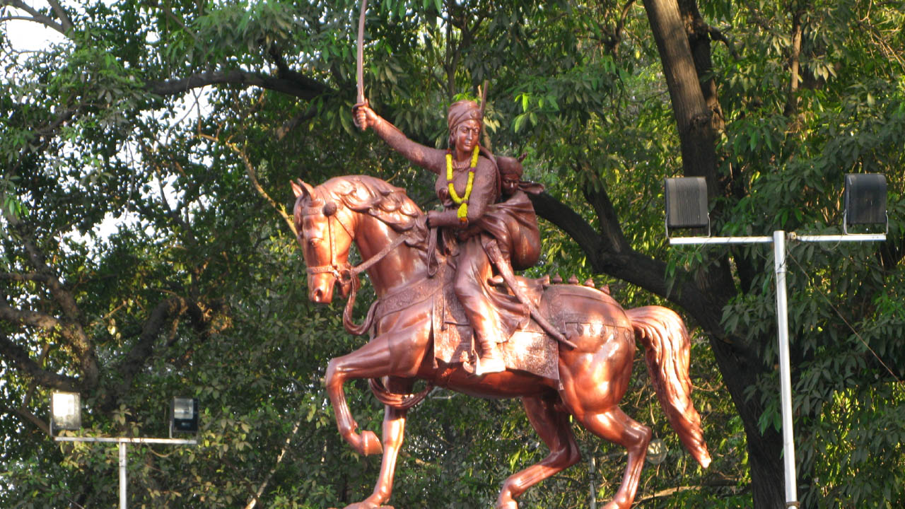 DELHI: ప్రభుత్వ భూమిలో “రాణి లక్ష్మీబాయి” విగ్రహ ఏర్పాటు.. భూమి తమదన్న వక్ఫ్ బోర్డు.. చివరికీ..