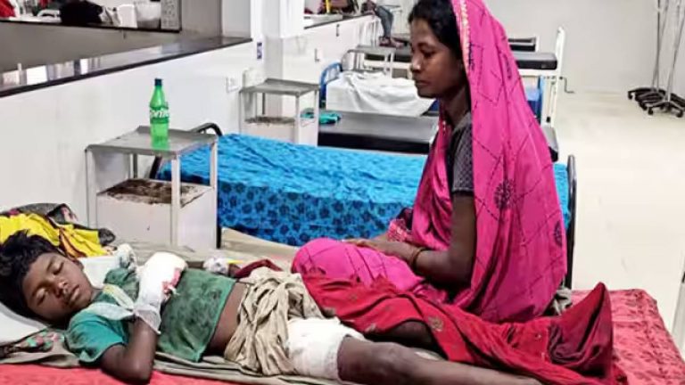 Mobile phone explode: ఛార్జింగ్ సమయంలో చేతిలో పేలిన మొబైల్ ఫోన్.. బాలుడికి తీవ్రగాయాలు..