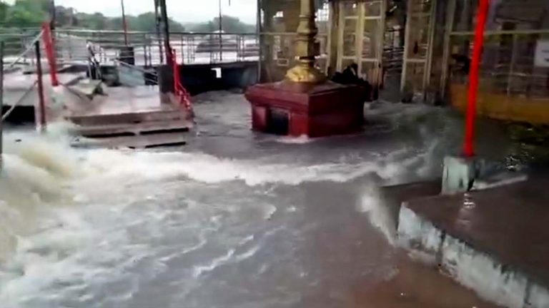 Manjira River: నాలుగో రోజు జలదిగ్బంధంలోనే ఏడు పాయల ఆలయం..