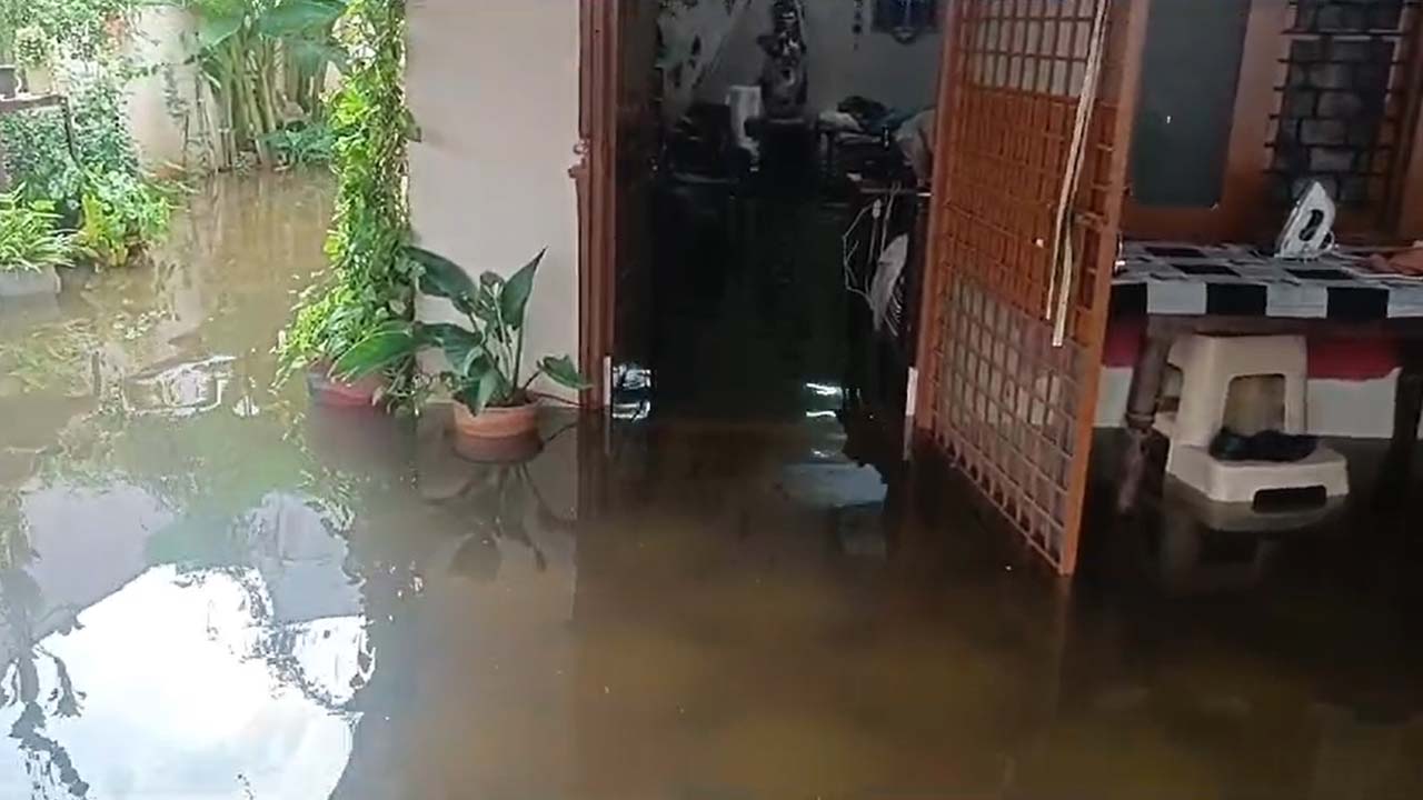 Meerpet Water Flood: బయటికి రాలేము, ఎటూ వెళ్ళలేము.. మిథిలా నగర్ వాసుల ఆవేదన..